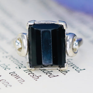 Vintage barrel cut Onyx ring in white gold