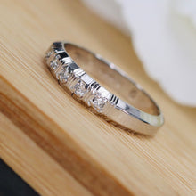 Load image into Gallery viewer, Vintage Platinum diamond band
