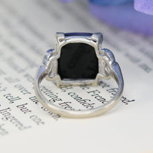 Load image into Gallery viewer, Vintage barrel cut Onyx ring in white gold