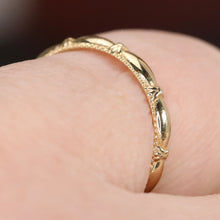 Load image into Gallery viewer, Vintage ring band patterned in 14k yellow gold