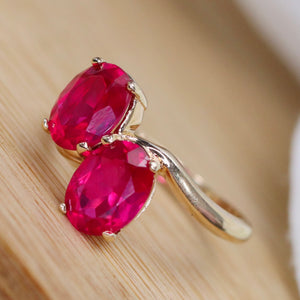 Vintage synthetic ruby toi et moi ring in yellow gold