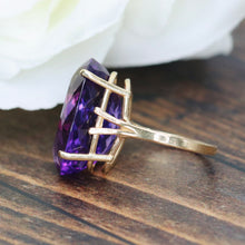 Load image into Gallery viewer, Estate large oval Amethyst ring in 14k yellow gold