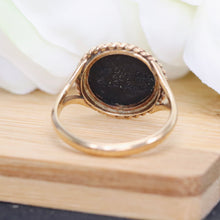 Load image into Gallery viewer, Vintage black and white Wedgwood cameo ring in yellow gold