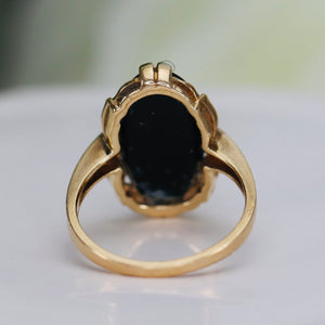 Vintage oval Onyx ring in yellow gold