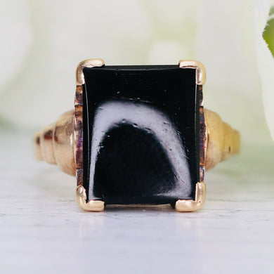 Vintage onyx ring in yellow gold
